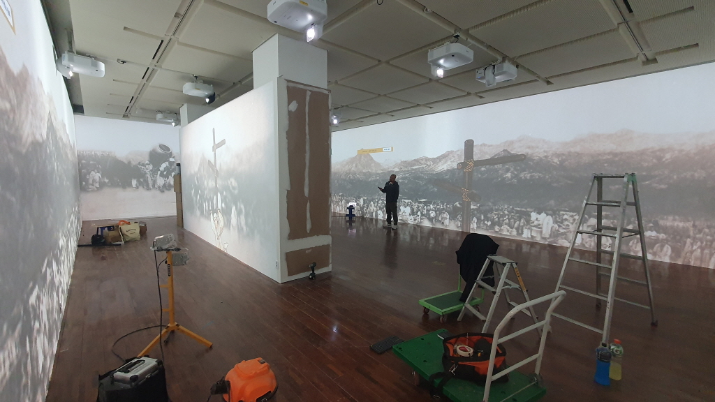 Multi-surface mapping with screen sync