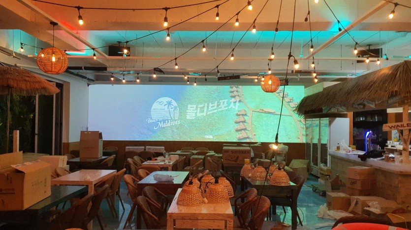 벽면 대형 화면에 영상을 투영한 매장 인테리어